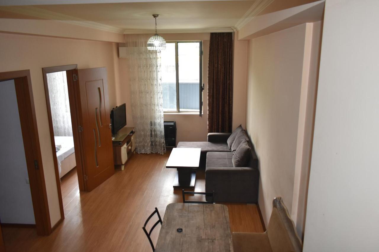 Ucha'S Apartment Batumi Zewnętrze zdjęcie
