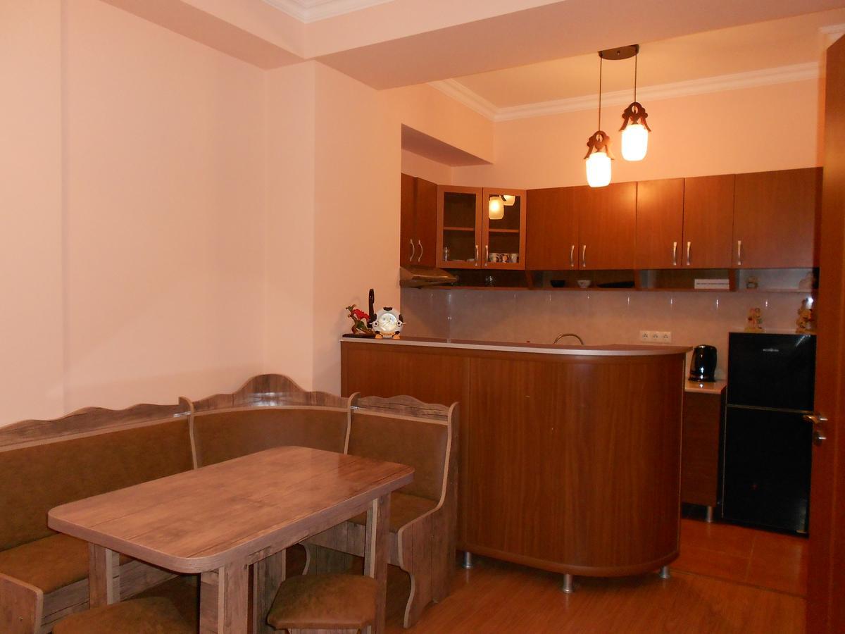 Ucha'S Apartment Batumi Zewnętrze zdjęcie